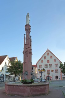Marienbrunnen with obelisk and town hall
