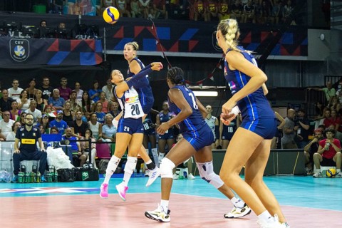 Beatrice PARROCCHIALE Italy deflects the ball