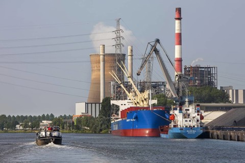 Electrabel power station and Pacific Basin bulk carrier docked at SEA-invest