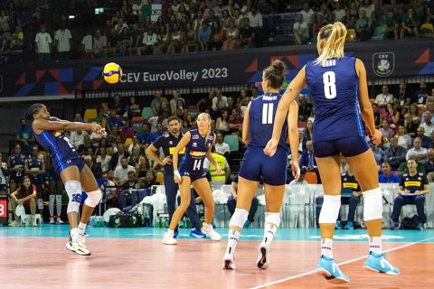 Miriam SYLLA Italy deflects a ball