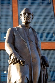The Duke of Wellington Monument by sculptor Matthew Noble shows one of England's most famous military leaders. Picadilly