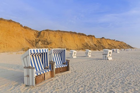 Roofed wicker beach chairs at the Rotes Kliff