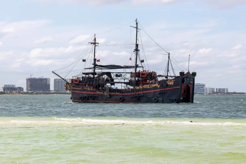 Bucanero pirate ship Black Pearl Too