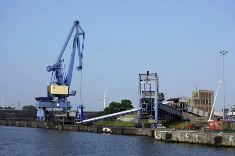 Dock crane and conveyor belt at SEA-invest