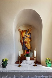 Side altar and figure of Peter with keys