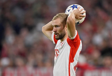 Throw-in action Konrad Laimer FC Bayern Munich FCB