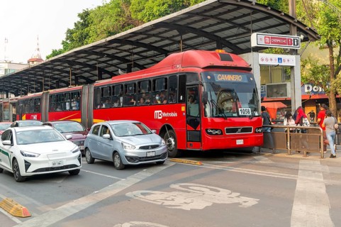 Articulated metrobus bus vehicle at Campeche station