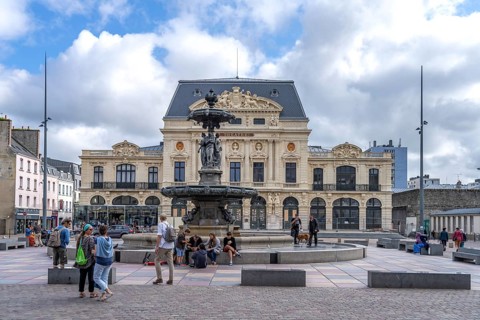 Fontaine Mouchel and Le Trident Theatre in the General de Gaulle Square