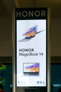 HONOR MagicBook 14 laptop computer Windows 10 advertising display
