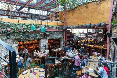 People at lunchtime inside Tetetlan Galeria restaurant
