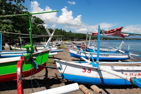 Traditional boats on Lovina beach