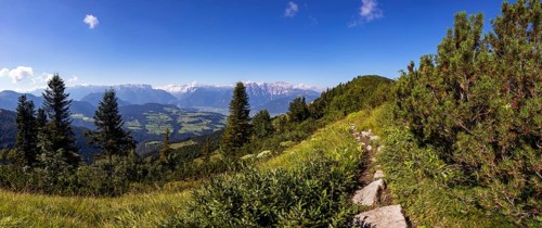 Hiking trail to Schlenken with a view of the Salzach Valley