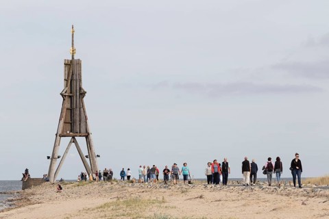 Tourists on their way to the Kugelbake