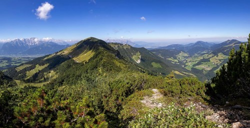 Hiking trail to Schlenken with a view of the Salzach Valley