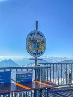 Border sign between the Tyrolean and Bavarian Zugspitzbahn