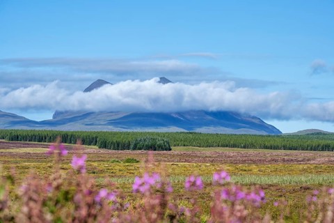 A band of clouds passes by the 849 m high mountain Cul Mor