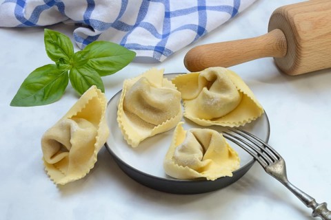 Freshly prepared tortelloni in shell