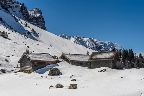 Wooden huts in the snow on Schwaegalp