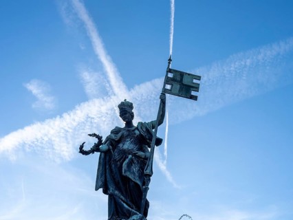 Sculpture Franconia with flag and coat of arms