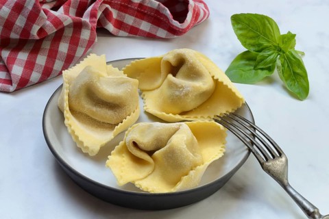 Freshly prepared tortelloni in shell
