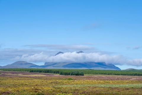 A band of clouds passes by the 849 m high mountain Cul Mor