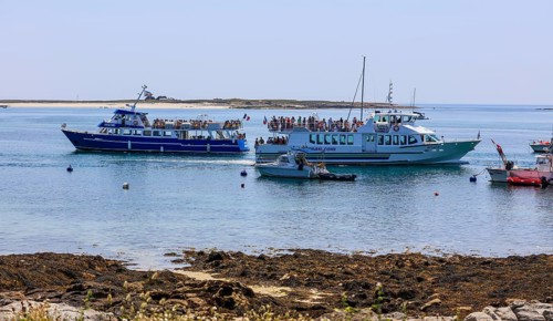 Tourist boats near the jetty of Ile Saint-Nicolas