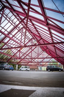 Special multi-storey car park with spectacular red struts
