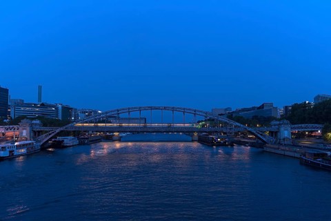 Night-time metro crossing the Viaduc d'Austerlitz