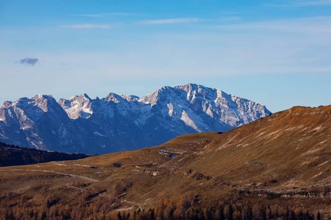 View from Hoher Zinken to Trattbergalm with Hoher Goell
