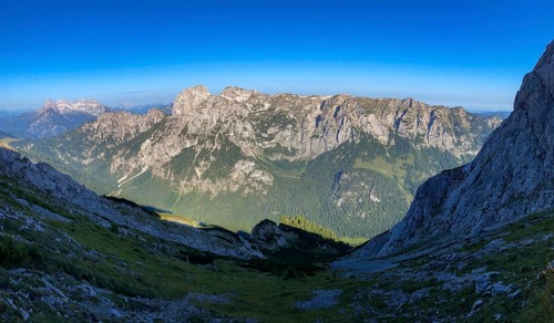 Panorama from the Hochkalter to the Loferer Steinberge mountain range on the left and horse-rider Alm with Stadelhorn