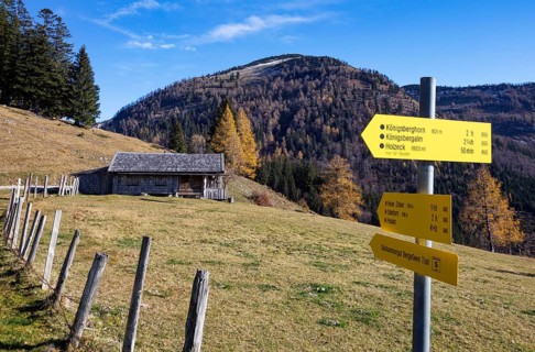 Signpost on the Genneralm with view to the Hoher Zinken