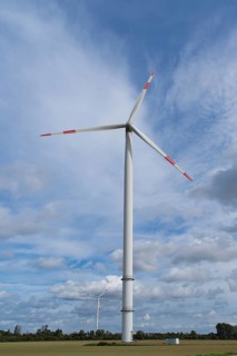 Wind turbine for power generation on the edge of the Garzweiler opencast lignite mine