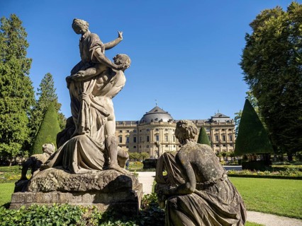 South garden with sculpture group Raub der Europa