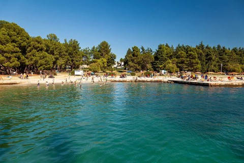 Beach on the stone coast of Spadici