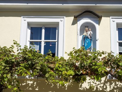 Niche with figures of saints