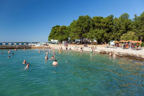 Beach on the stone coast of Spadici