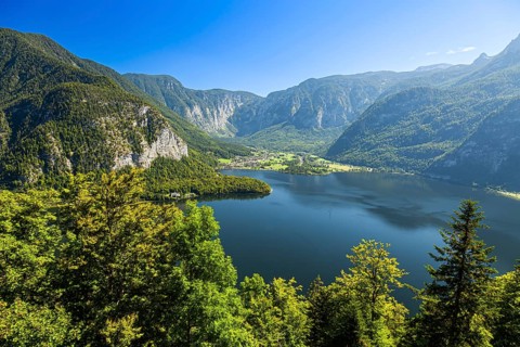 View over the Hallstatt lake