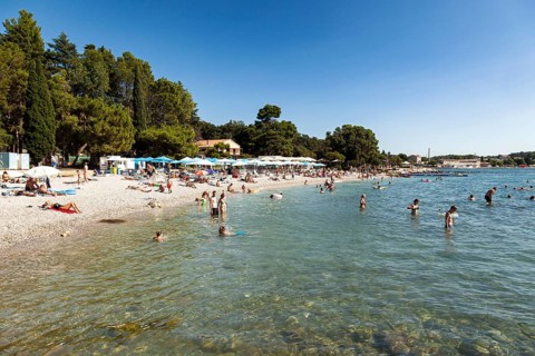 Beach on the stone coast of Spadici
