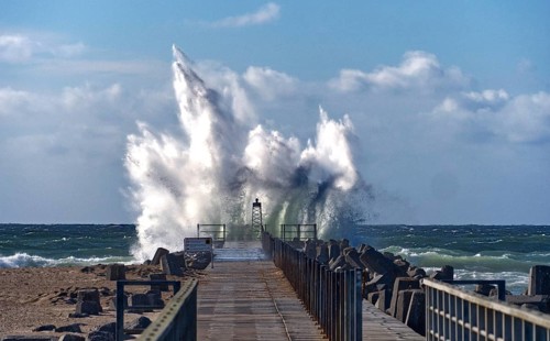 Heavy breaker at the breakwater