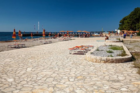 Beach on the stone coast of Spadici