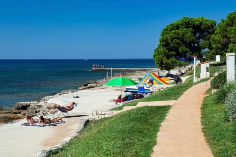 Beach on the stone coast of Beach Kastanija