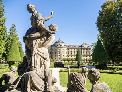 South garden with sculpture group Raub der Europa