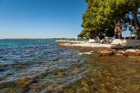 Beach on the stone coast of Spadici