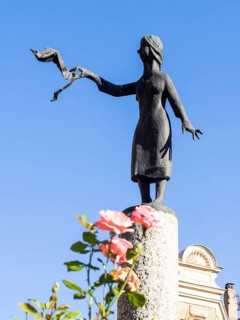 Hadeloga sculpture
