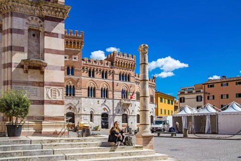 Piazza Dante Alighieri with Palazzo Aldobrandeschi