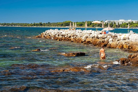 Beach on the stone coast of Spadici