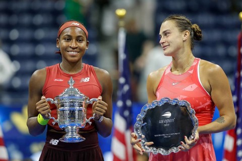 Die Zweitplatzierte Aryna Sabalenka und die Siegerin Coco Gauff USA halten die Trophaee nach ihrem Sieg im Dameneinzel-Finale der US Open 2023