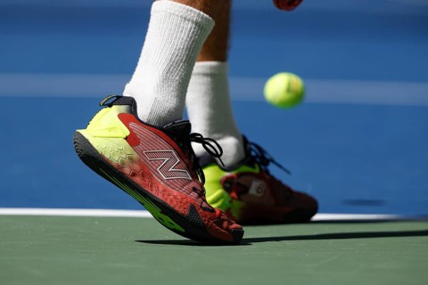 Fuesse des Tennisspielers Tommy Paul USA bei der Vorbereitung auf den Aufschlag bei den US Open 2023