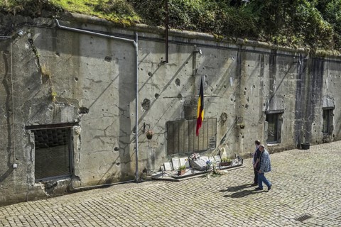 Commemorative plaque on bullet-scarred wall in the Fort de Loncin