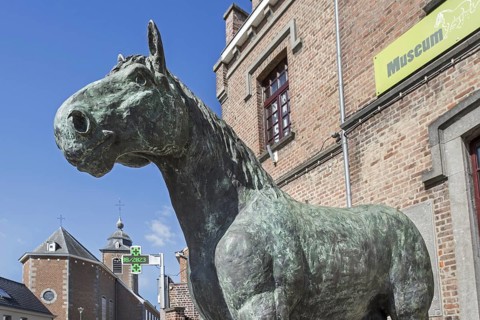 Statue of the stallion Brillant in front of Belgian Draught Horse